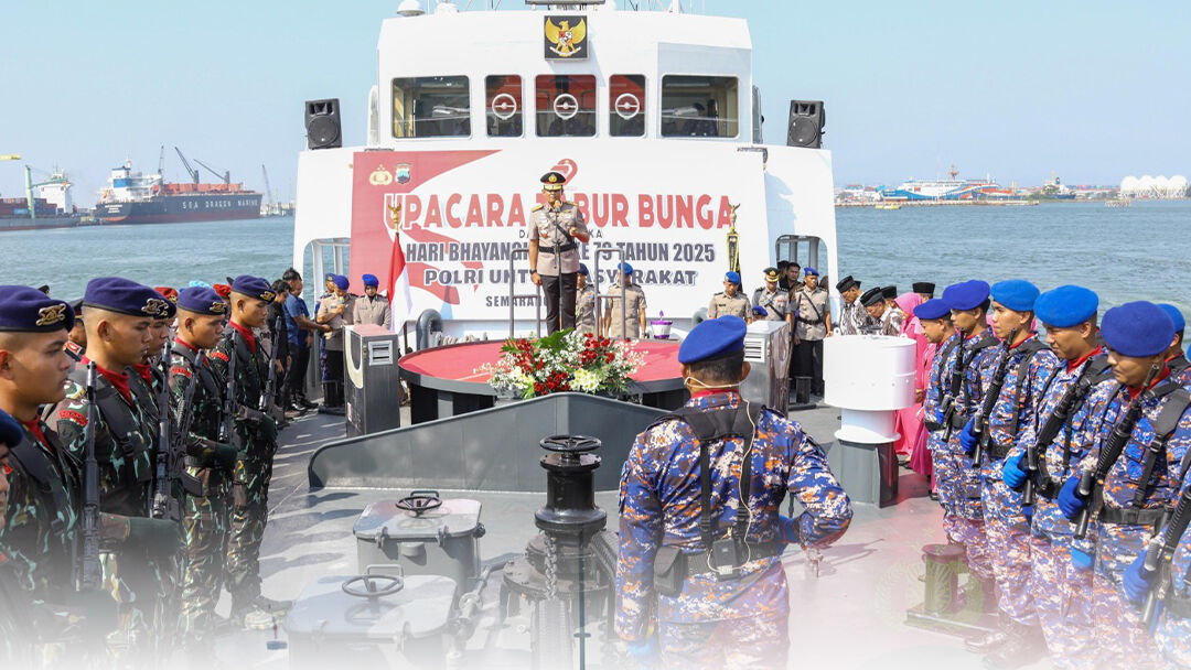 Personel Akpol Ikuti Upacara Tabur Bunga di Laut Peringati Hari Bhayangkara ke-79